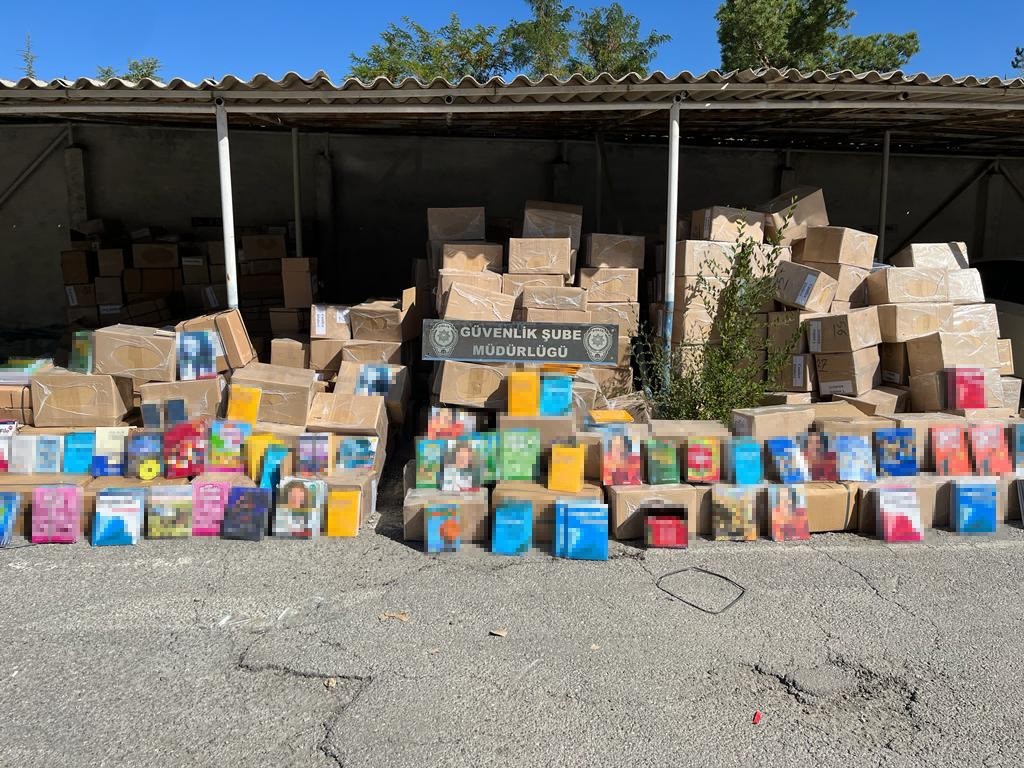 Erzincan’da 30 milyon liralık bandrolsüz korsan kitap ele geçirildi