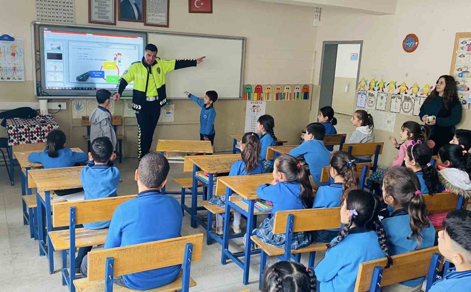 Tatvan&rsquo;da &ldquo;Trafik Kuralları ve Trafik G&uuml;venliği&rdquo; semineri d&uuml;zenlendi
