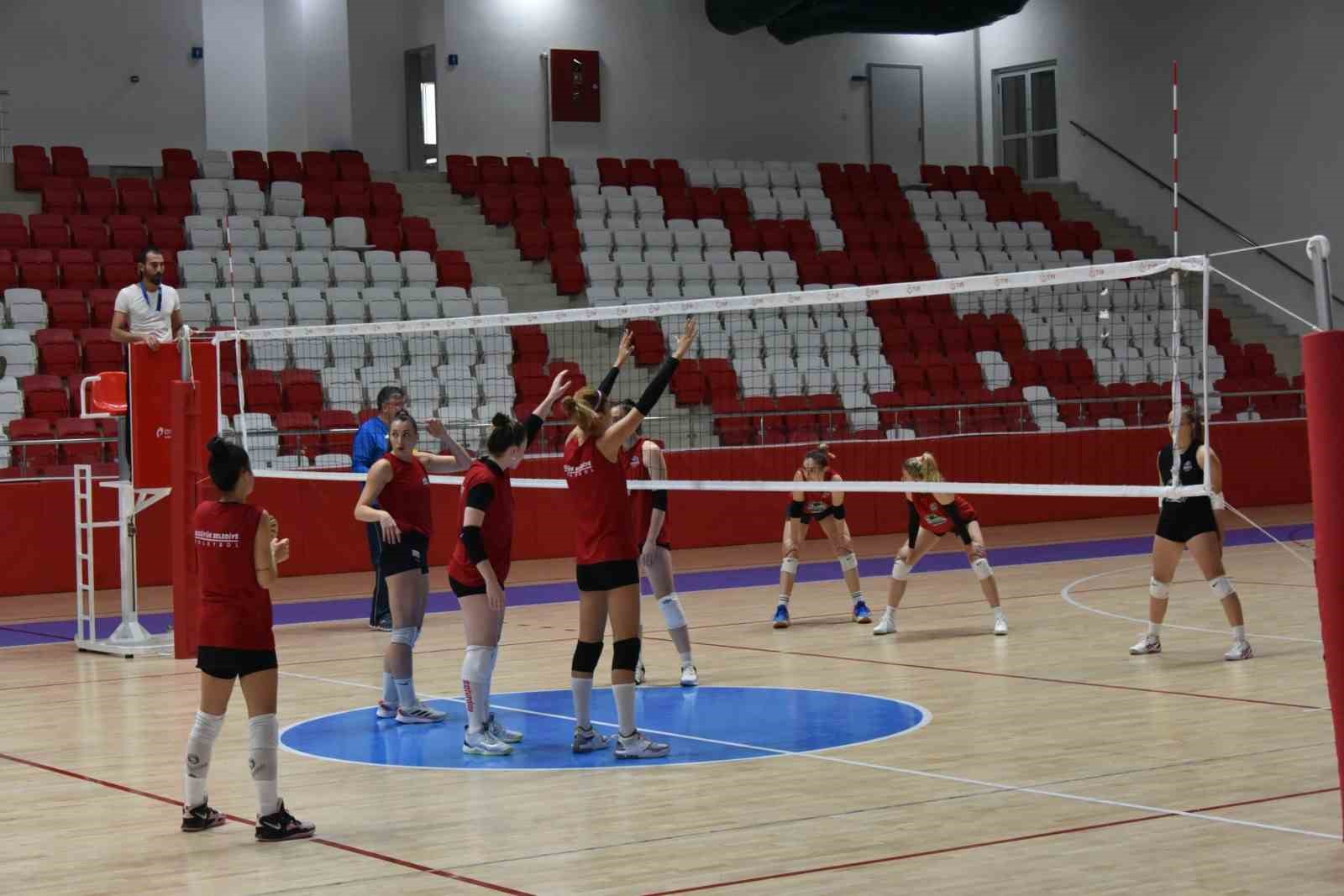 Başkan Bakkalcıoğlu kadın voleybol takımının hazırlık maçını izledi