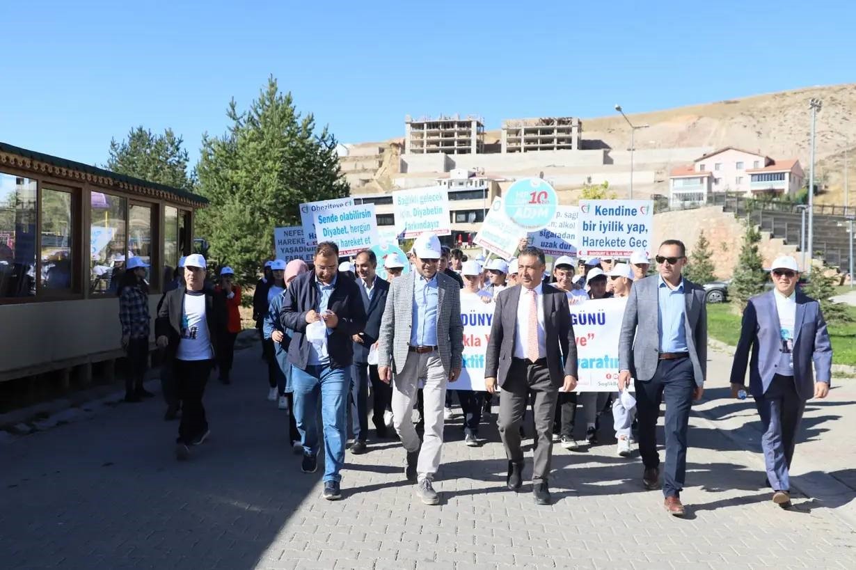 ’Sağlıkla yaşayan Türkiye’ temalı farkındalık yürüyüşü yapıldı
