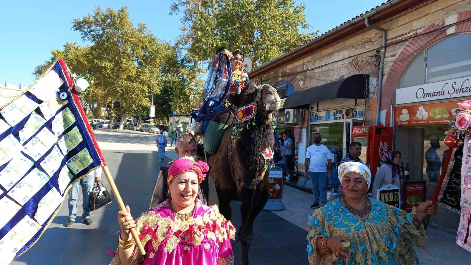 Asırlık gelenek: Gelin ve damat hamama deveyle geldi