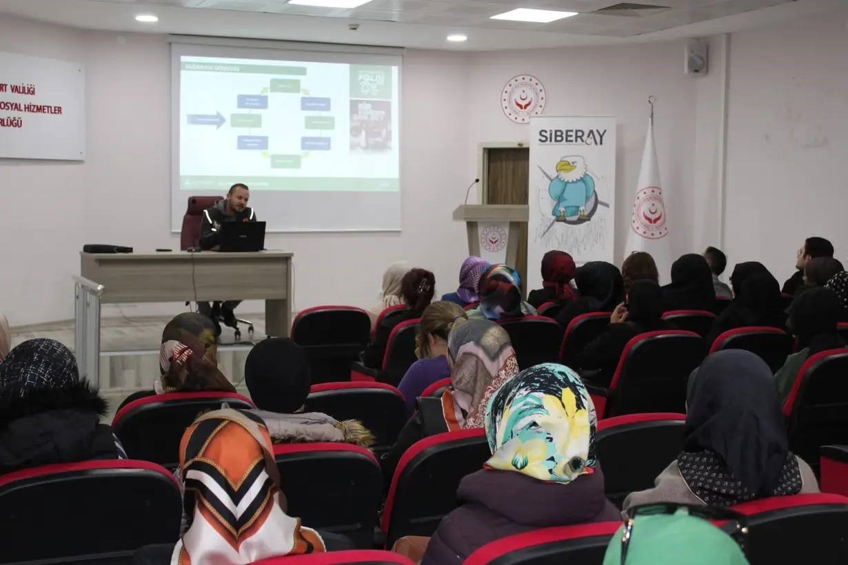 Bayburt polisinden ailelere ‘Siber Zorbalık’ eğitimi