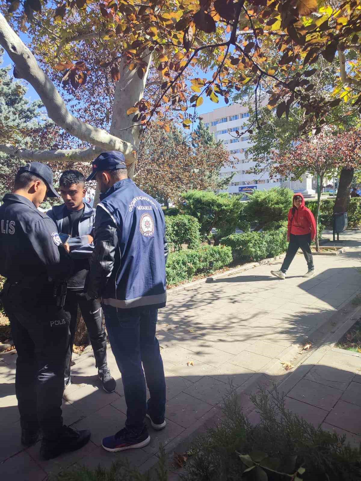 Kırıkkale&rsquo;de &ccedil;eşitli su&ccedil;lardan aranan 2 ş&uuml;pheli yakalandı
