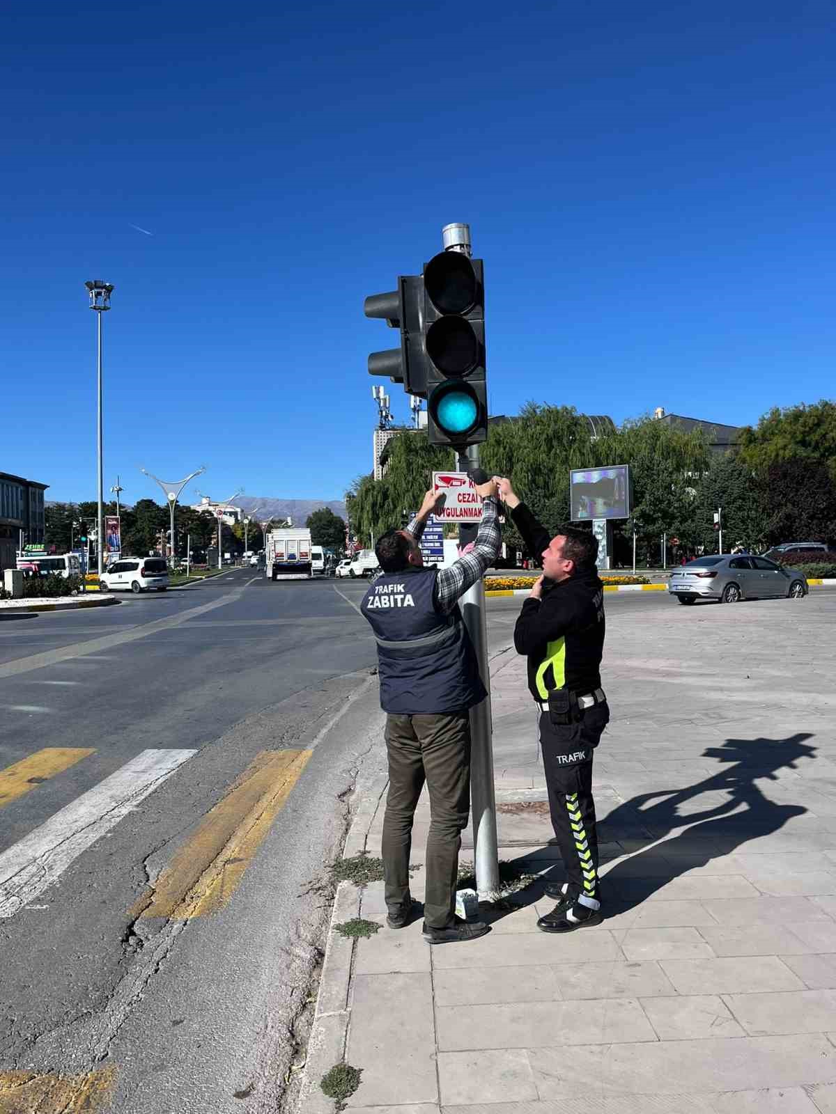 Trafik ekipleri kazaları &ouml;nleme &ccedil;alışmalarına devam ediyor
