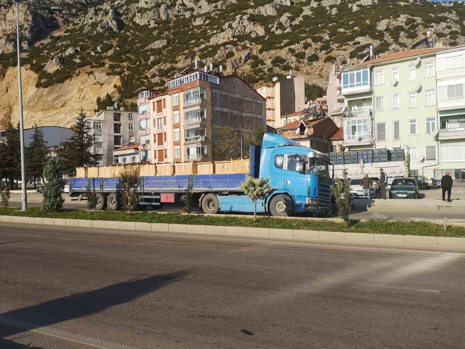Lastiği patlayan tır karşı şeride geçti