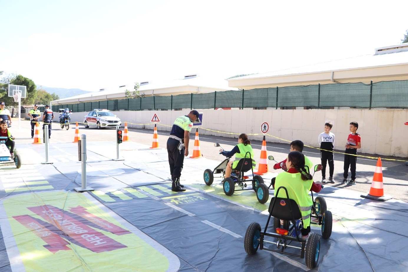 Jandarma ekiplerinden mobil trafik eğitim tırı ile &ouml;ğrencilere trafik eğitimi
