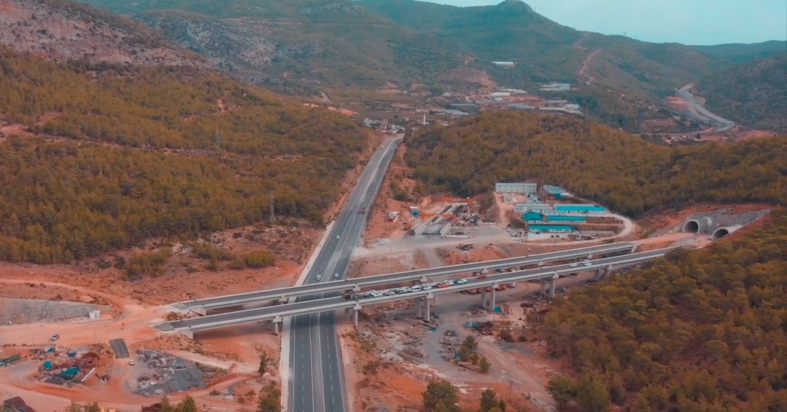 Akdeniz Sahil Yolu projesi hızla s&uuml;r&uuml;yor
