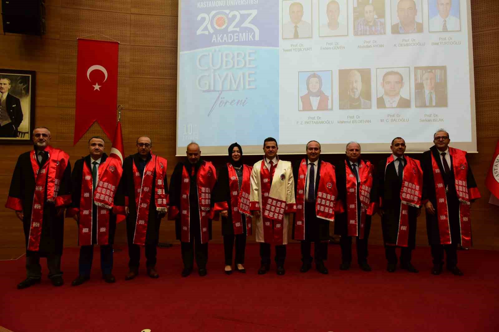 Kastamonu Üniversitesi’nde 356 öğretim üyesi cübbelerini giydi