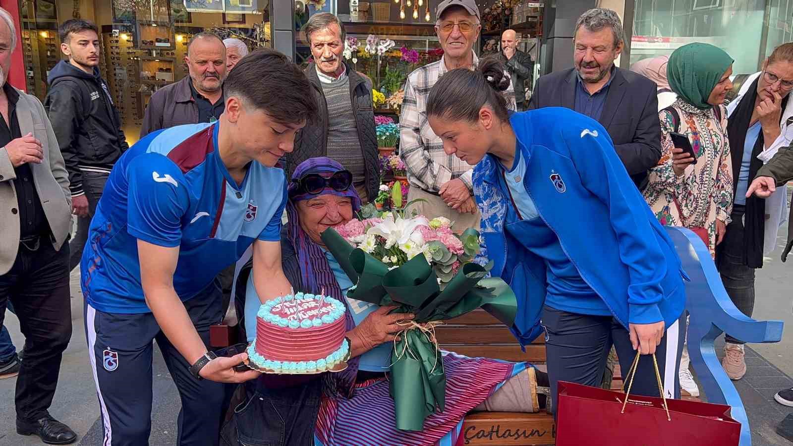 Trabzonspor sevgisiyle tanınan Münevver Taflan’a doğum günü sürprizi