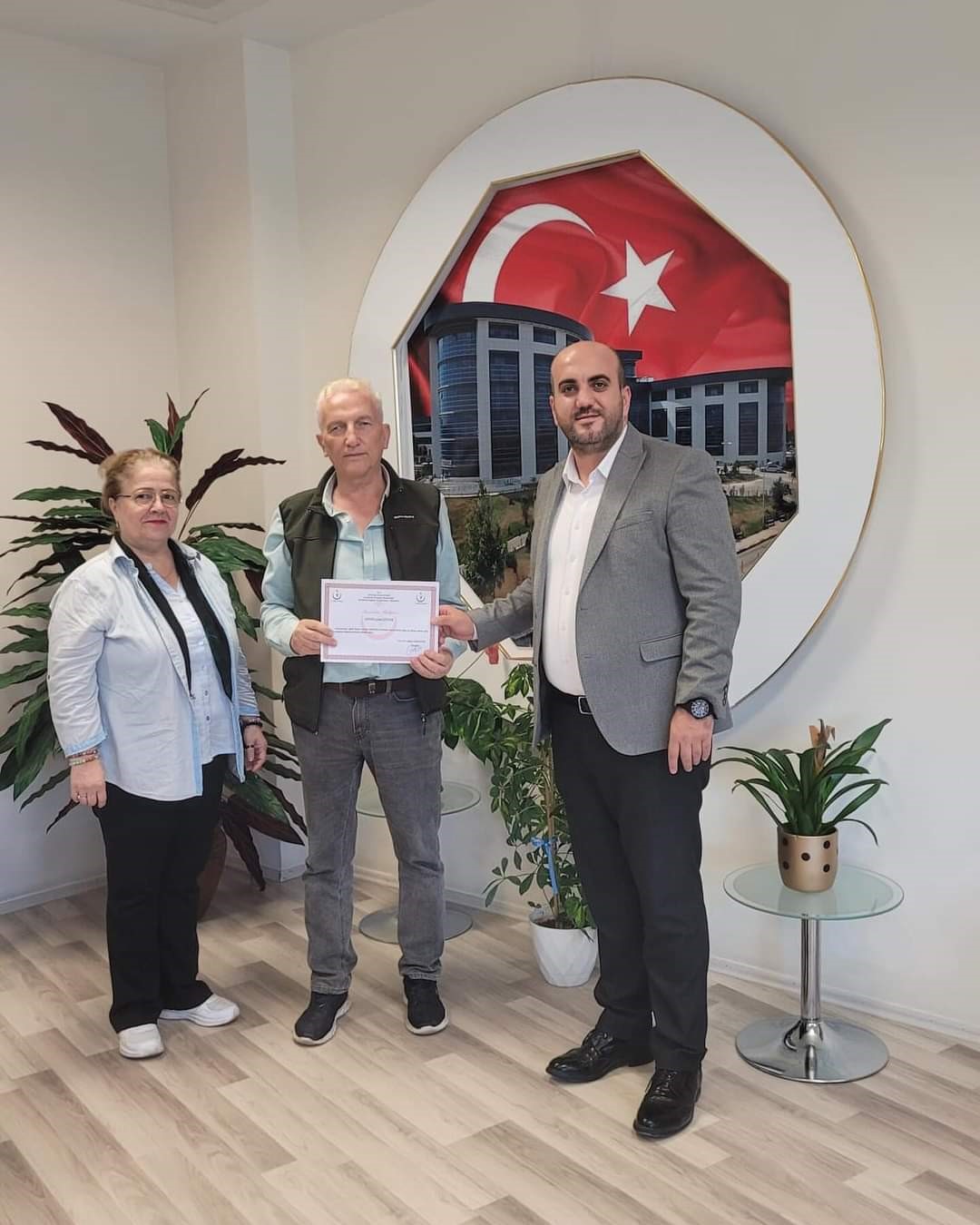 Hastanedeki tedavisinden sonra tekerlekli sandalye bağışında bulundu
