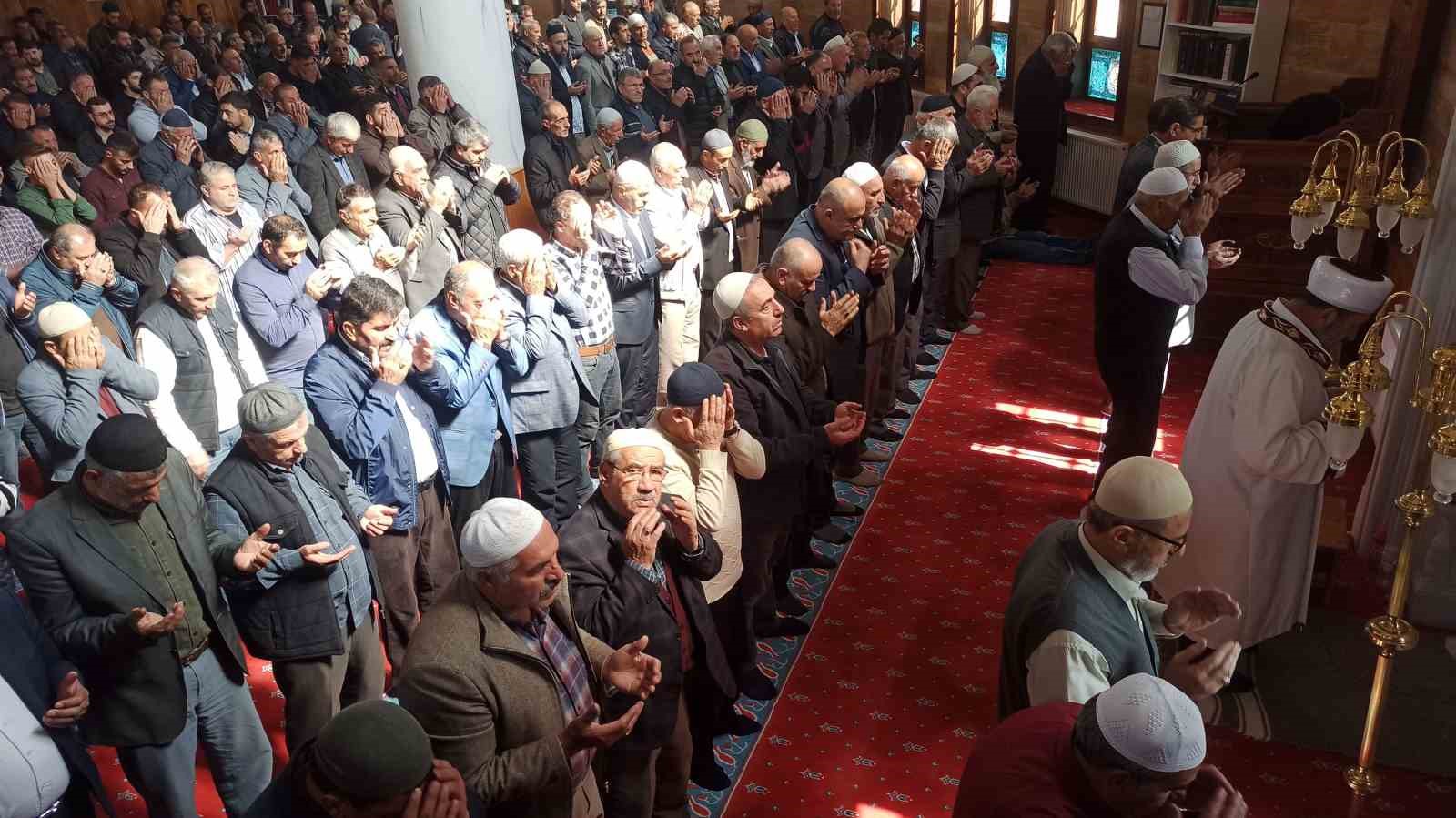 İsrail&rsquo;in saldırılarında hayatını kaybeden Filistinliler i&ccedil;in gıyabi cenaze namazı kılındı
