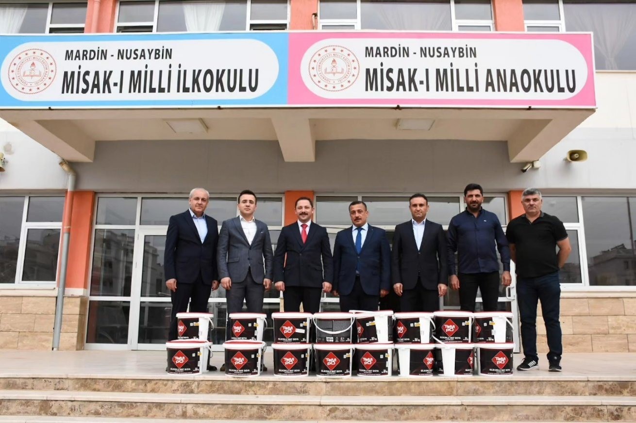 Nusaybin’de okullara boya desteği