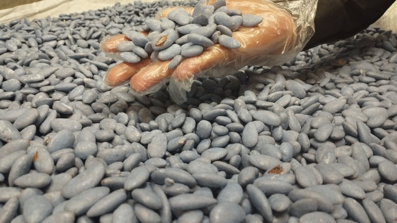 Mardin’in badem şekeri tezgahlarda eksik edilmiyor