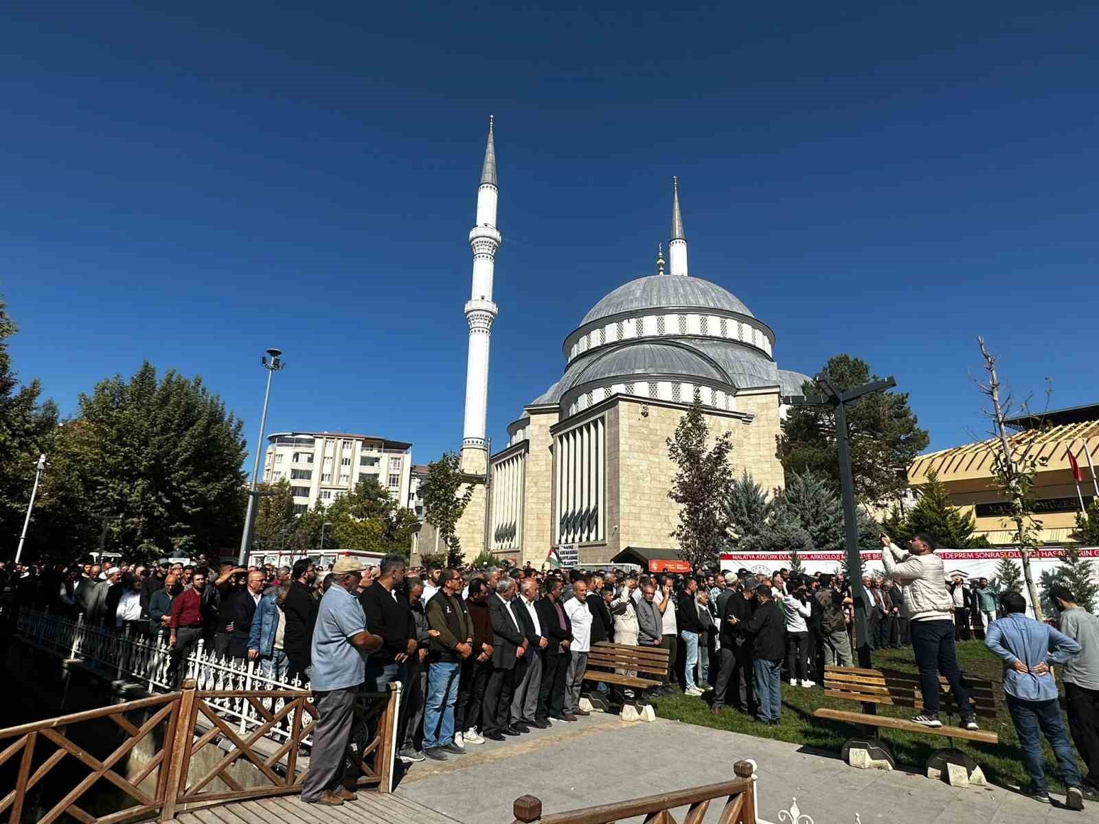 İsrail’in saldırılarında hayatını kaybeden Filistinliler için gıyabi cenaze namazı kılındı