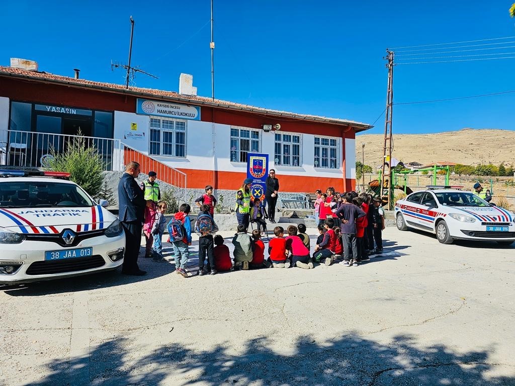 Jandarma Öğrencilere Trafik Bilinci Aşıladı