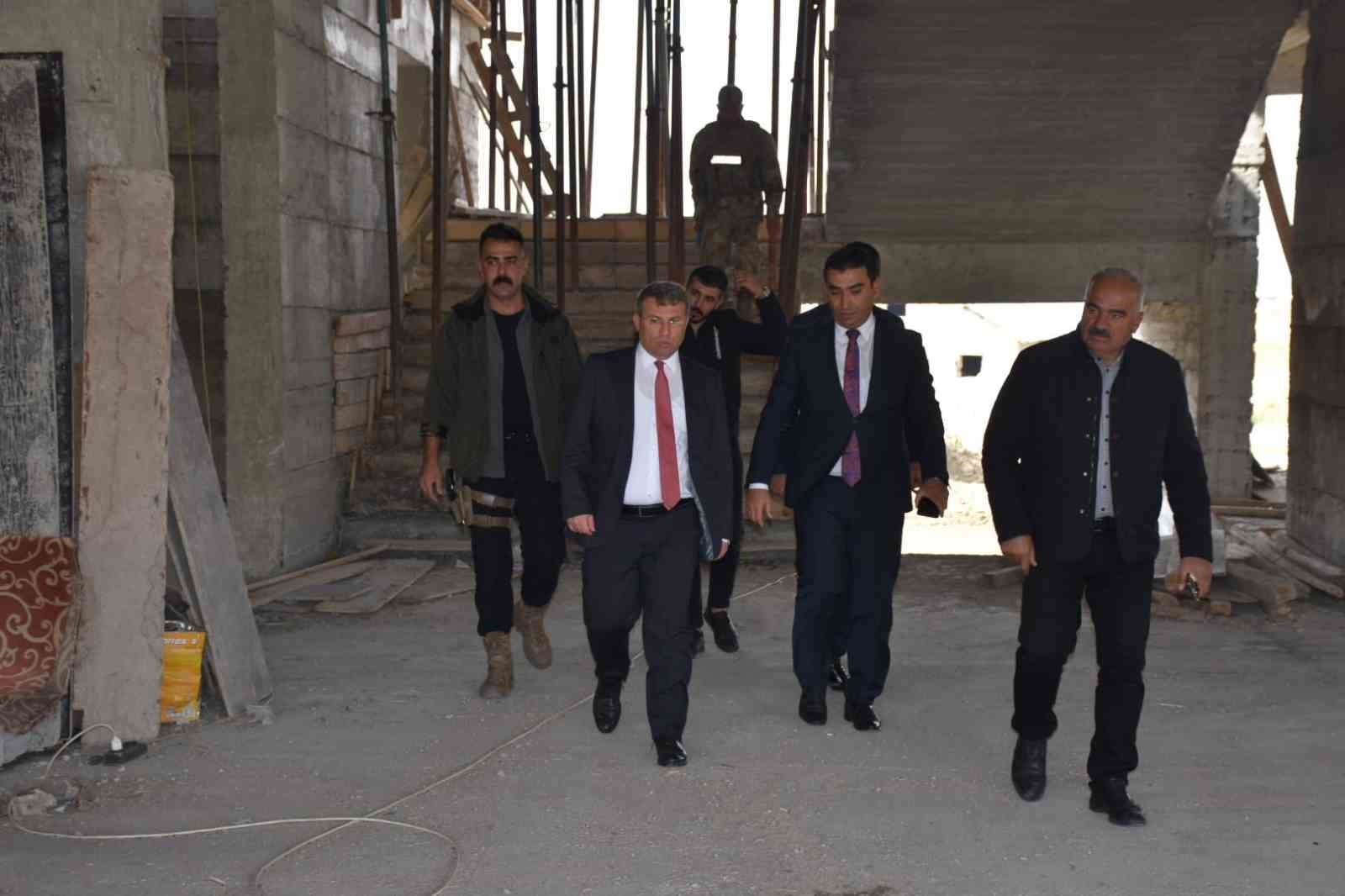 Kaymakam &Ccedil;imşit okul inşaatlarını inceledi
