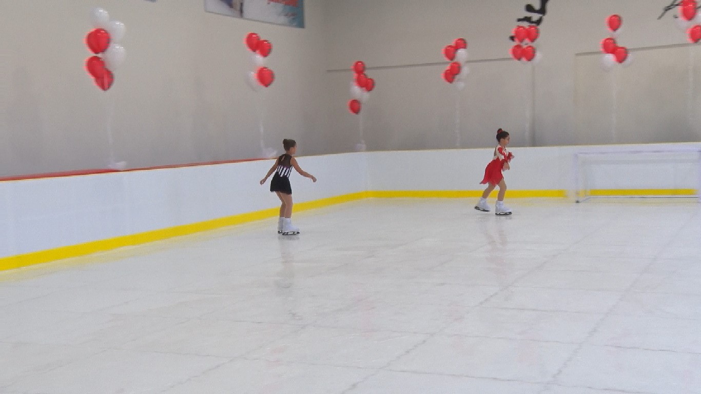 G&ouml;lbaşı Belediyesi Buz Pateni ve Tırmanma Spor Salonu a&ccedil;tı
