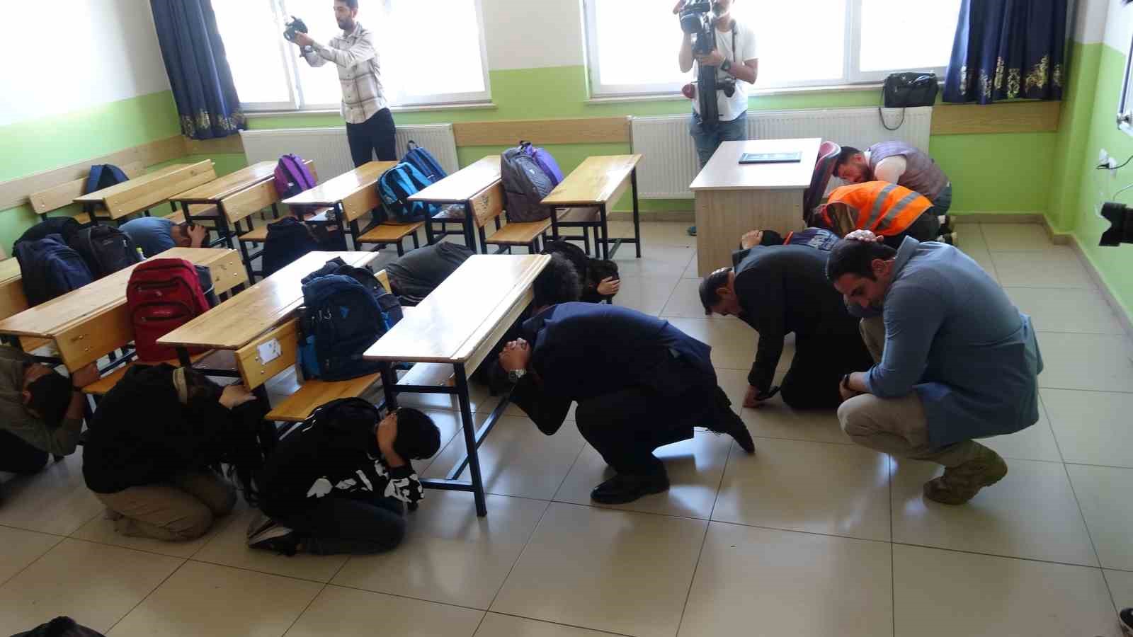 Bingöl’de 400 okulda eş zamanlı deprem tatbikatı yapıldı