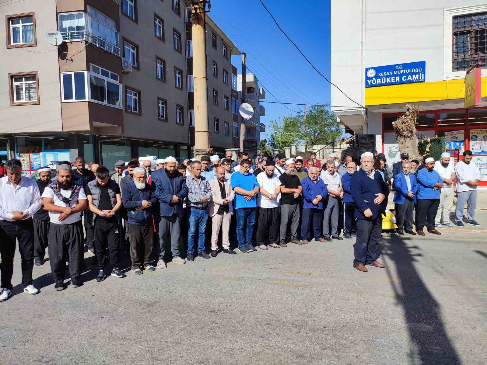 Keşan&rsquo;da cuma namazı &ccedil;ıkışında Filistin&rsquo;de hayatlarını kaybedenler i&ccedil;in gıyabi cenaze namazı kılındı
