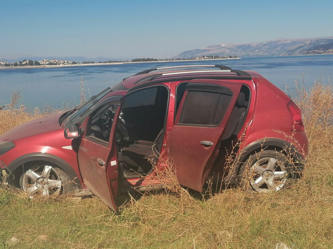 Kaza yapan genç çift sarılarak birbirini teselli etti