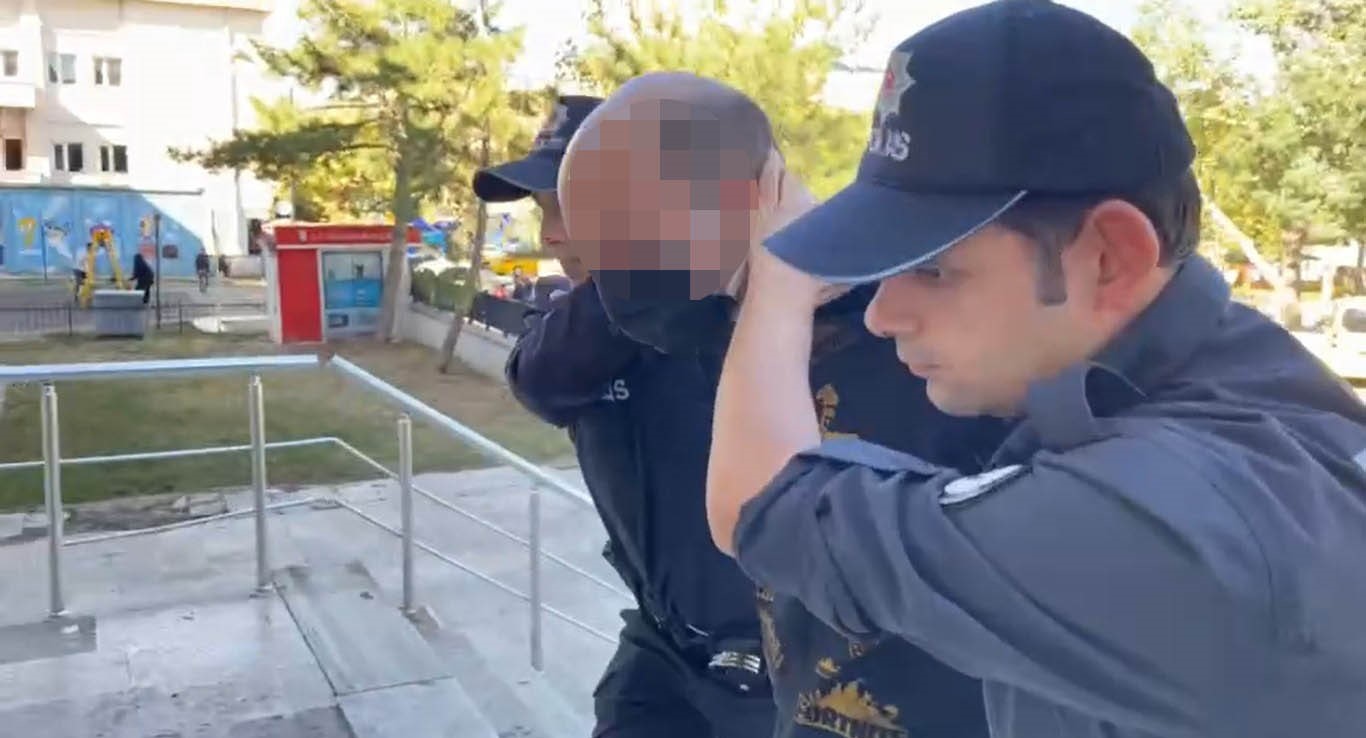 Annesini defalarca bı&ccedil;aklayarak &ouml;ld&uuml;ren oğul, adliyeye sevk edildi

