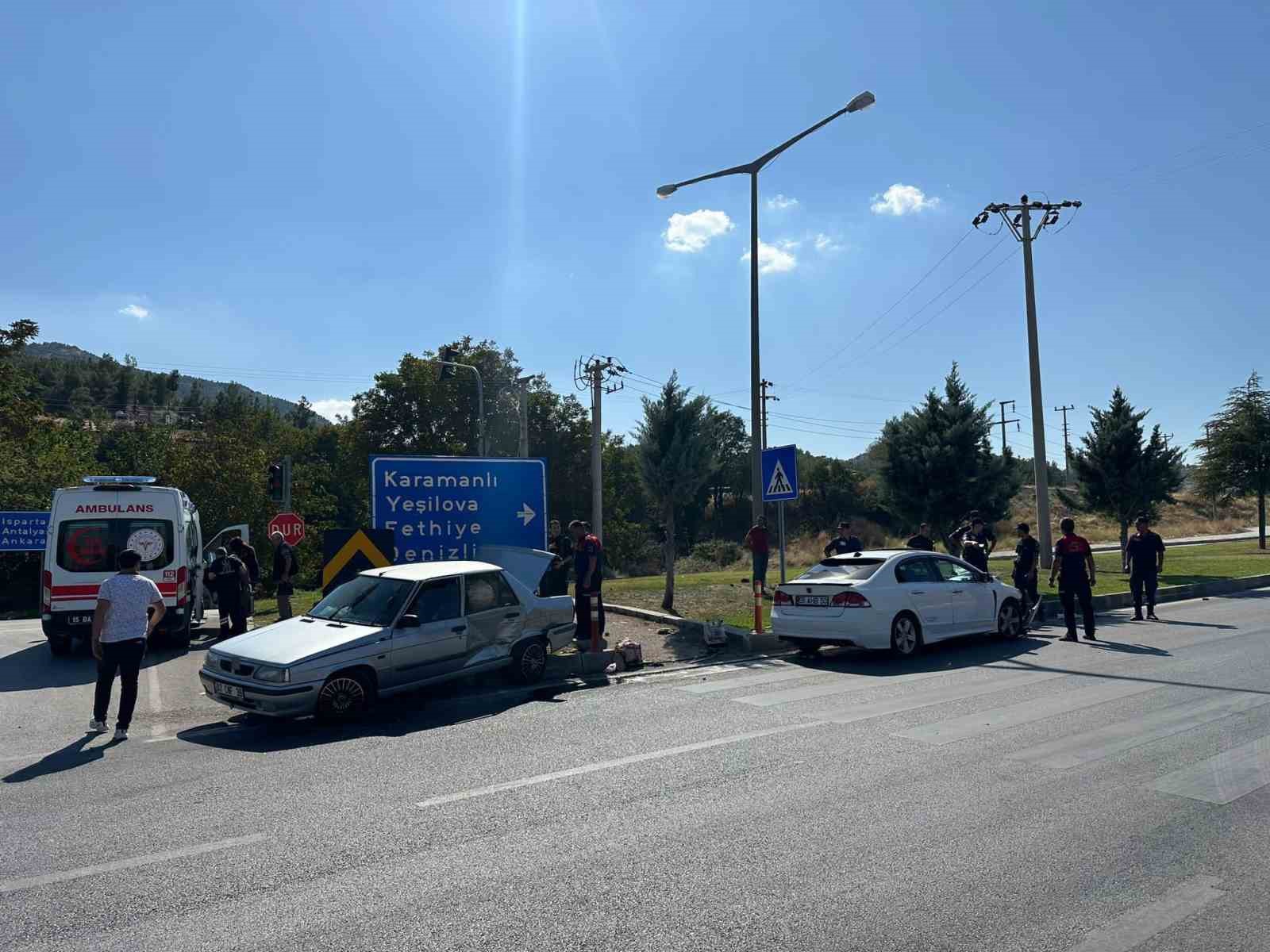 Burdur’da kavşağa kontrolsüz giren iki otomobil çarpıştı: 1 yaralı