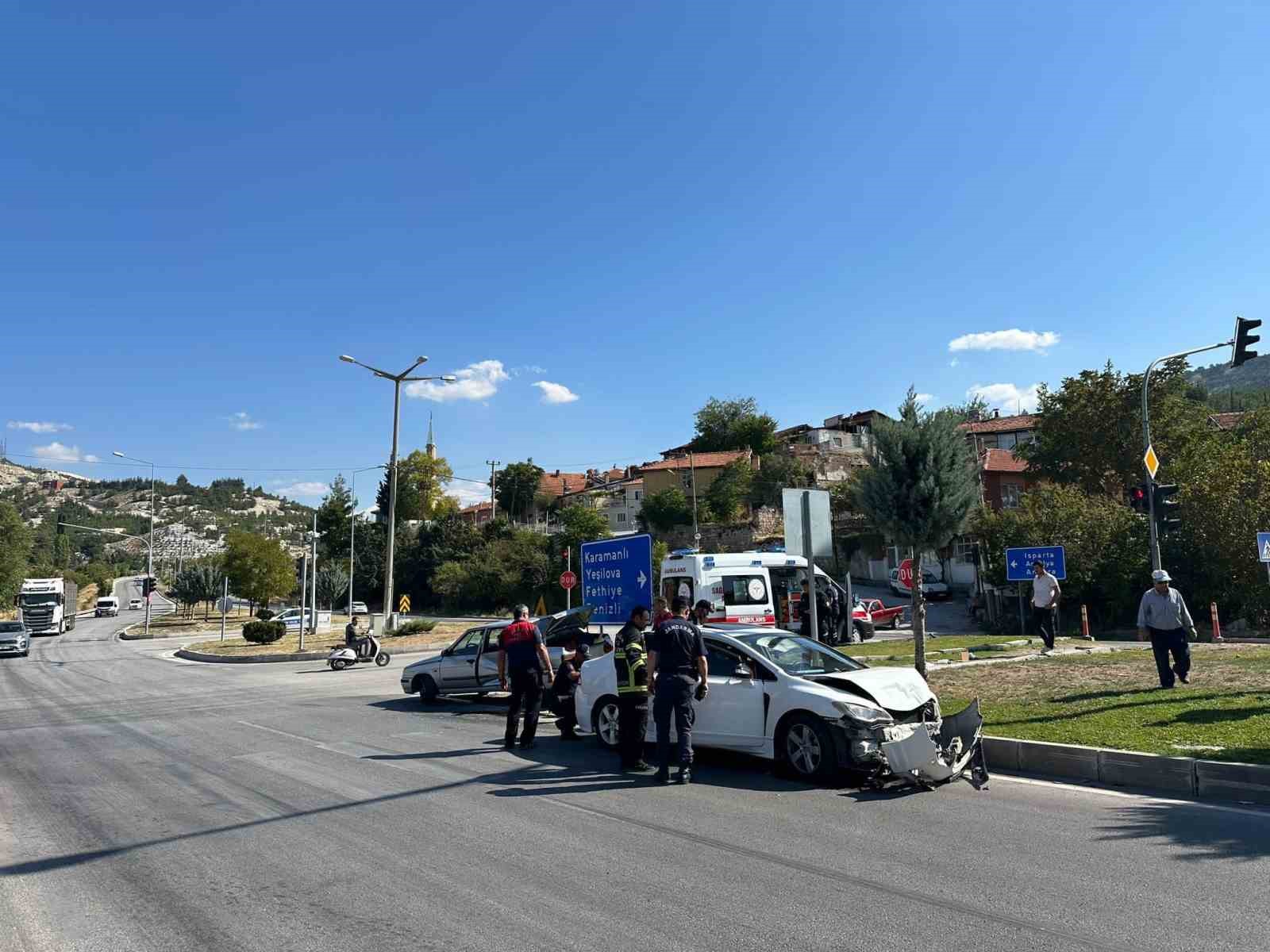 Burdur&rsquo;da kavşağa kontrols&uuml;z giren iki otomobil &ccedil;arpıştı: 1 yaralı
