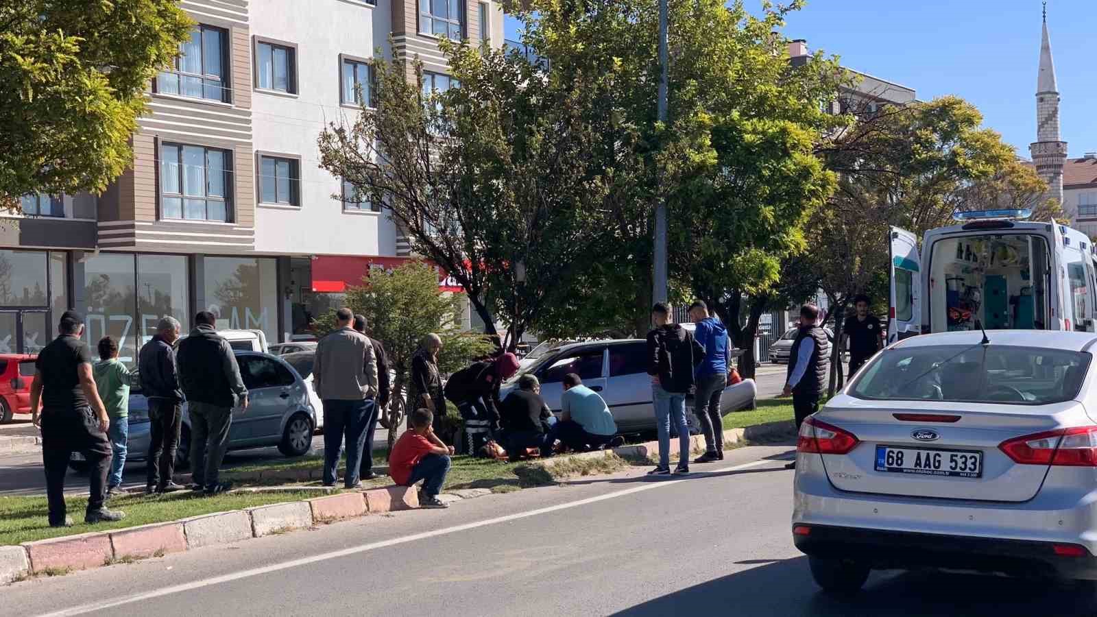 Otomobil aydınlatma direğine &ccedil;arptı: 1 yaralı

