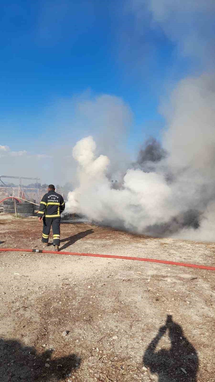 Samanlık yangınında trakt&ouml;r ve saman balyaları k&uuml;le d&ouml;nd&uuml;, 2 hayvan telef oldu

