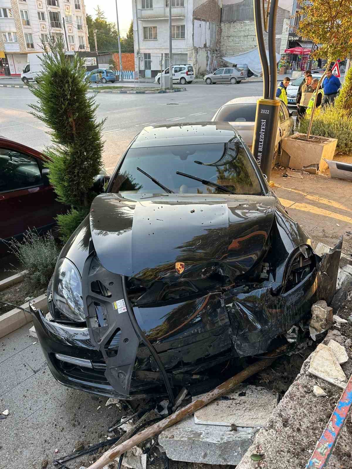 Burdur&rsquo;da l&uuml;ks otomobil &ouml;nce park halindeki ara&ccedil;lara sonra duvara &ccedil;arptı
