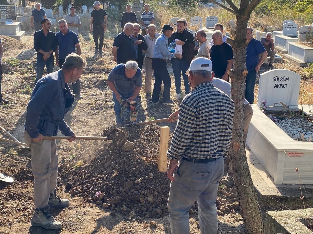Edirne&rsquo;de oğlu tarafından katledilen anne toprağa verildi
