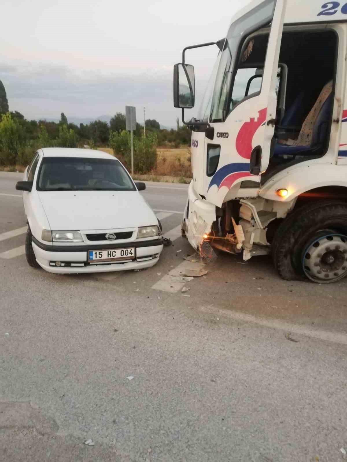 Arızalı otomobil bir anda &ccedil;alışıp hareket edince 3 ara&ccedil; birbirine girdi
