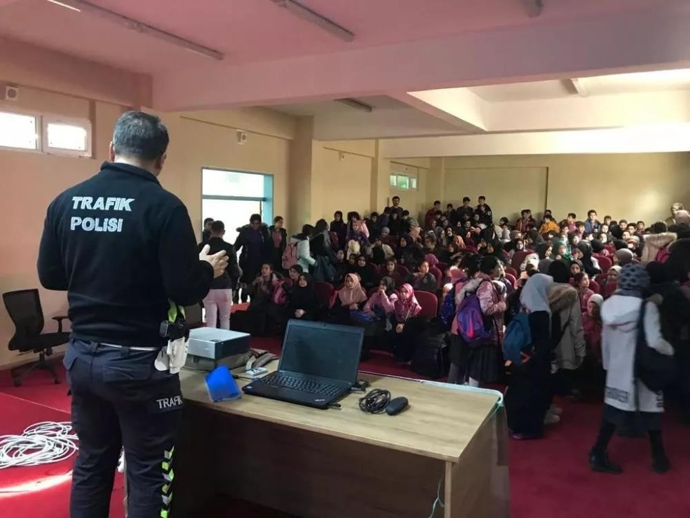 &Ouml;ğrencilere su&ccedil;tan korunma y&ouml;ntemleri anlatılıyor
