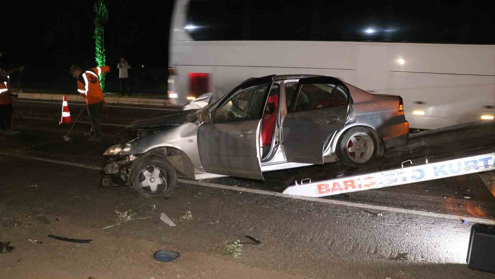 İzmir’de işçi servisleri ile otomobilin karıştığı kaza kamerada: 6 yaralı