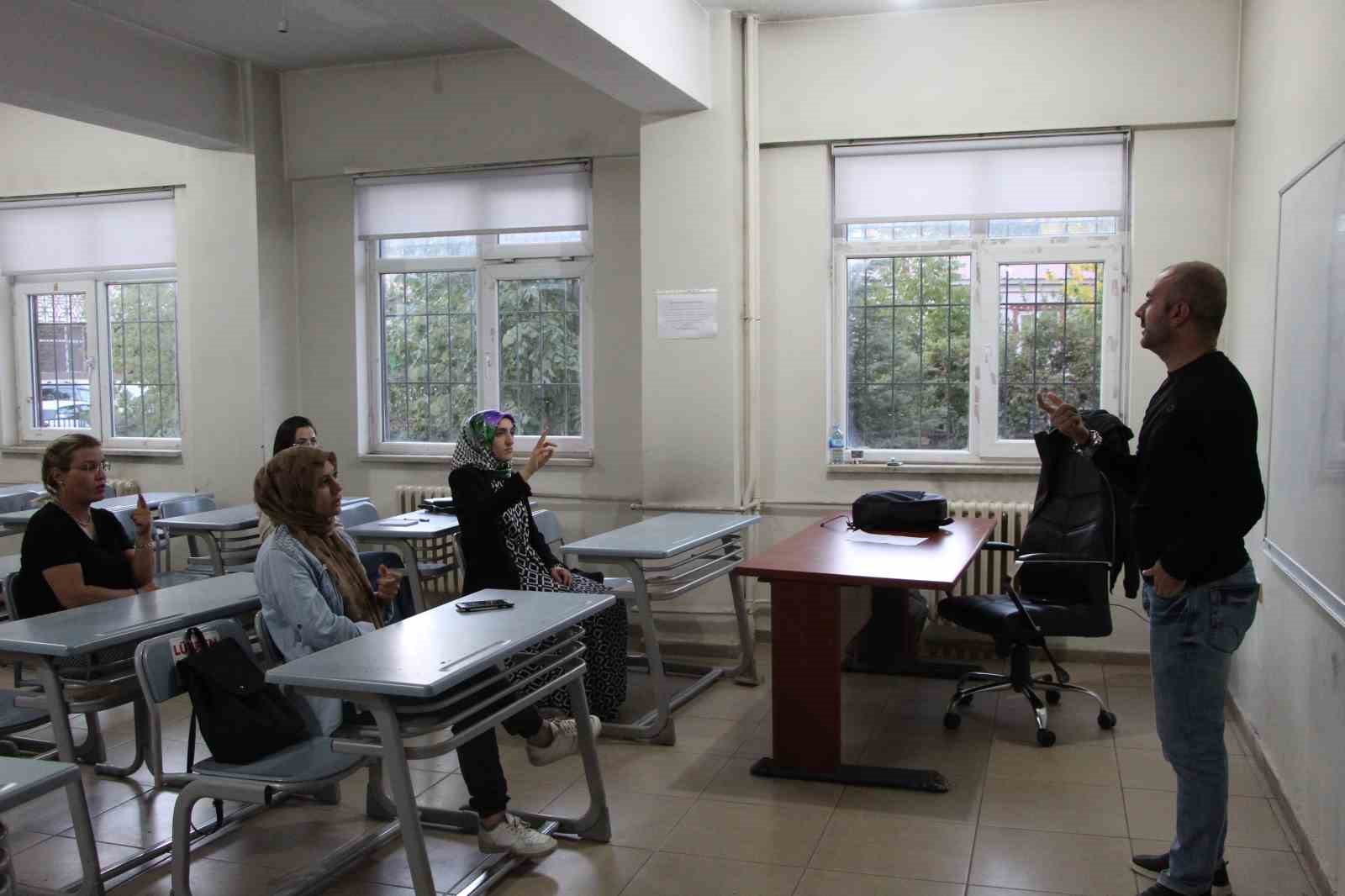 Bing&ouml;l&rsquo;de 6 yılda bin 250 kursiyer işaret dilini &ouml;ğrendi
