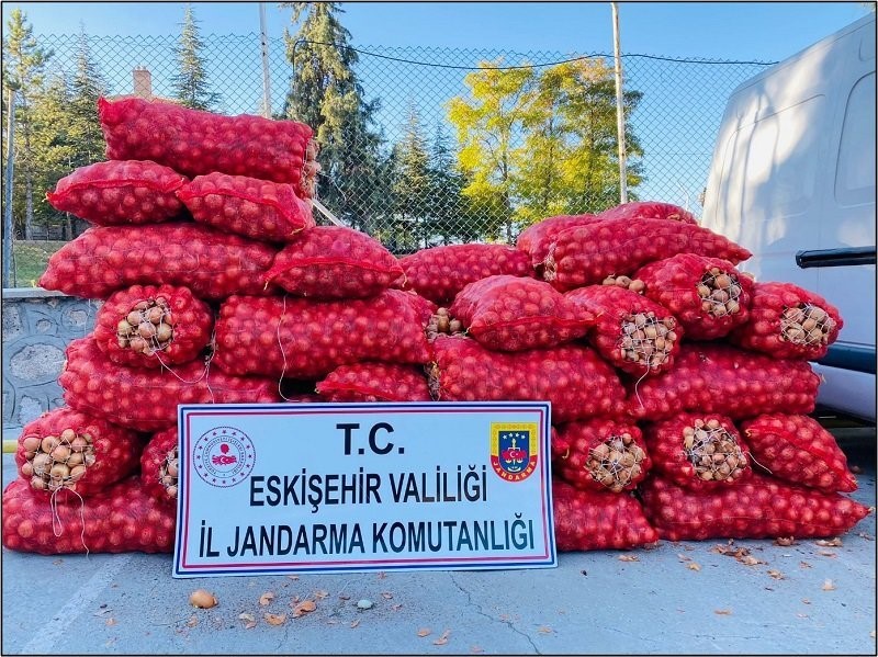 Çalınan 50 bin liralık soğan jandarma ekiplerince ele geçirildi