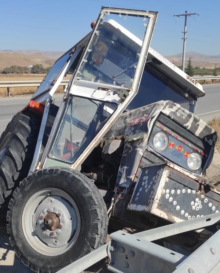 Otomobil ile trakt&ouml;r &ccedil;arpıştı: 1&rsquo;ağır 5 yaralı
