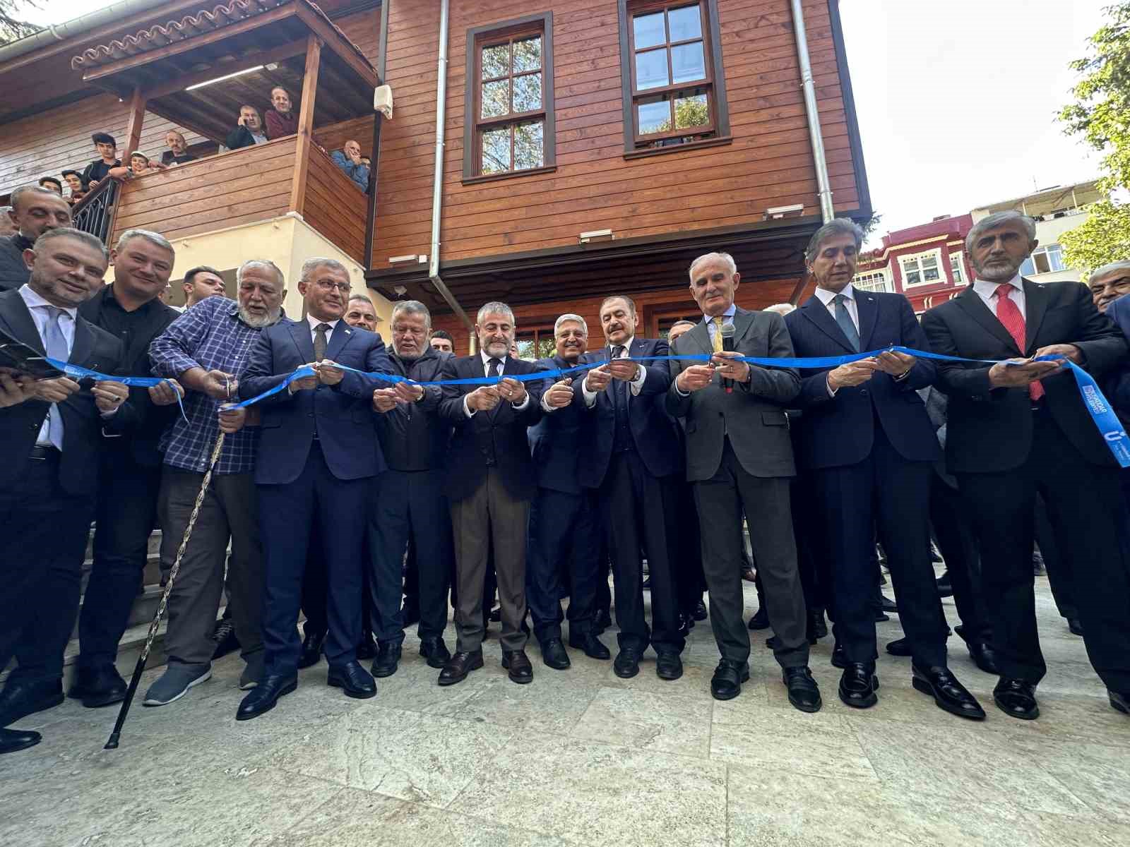 Üsküdar’da restorasyonu tamamlanan Şeyh Nevruz Cami yeniden ibadete açıldı