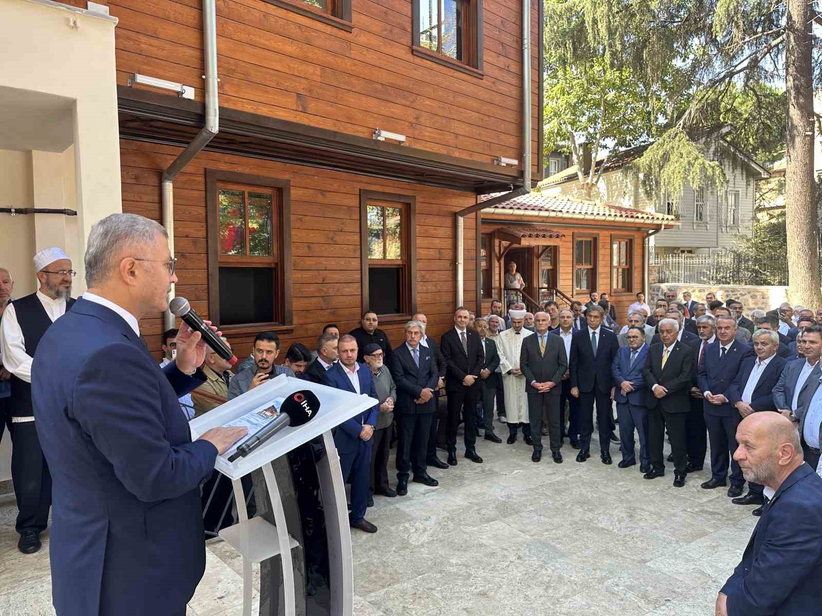 &Uuml;sk&uuml;dar&rsquo;da restorasyonu tamamlanan Şeyh Nevruz Cami yeniden ibadete a&ccedil;ıldı
