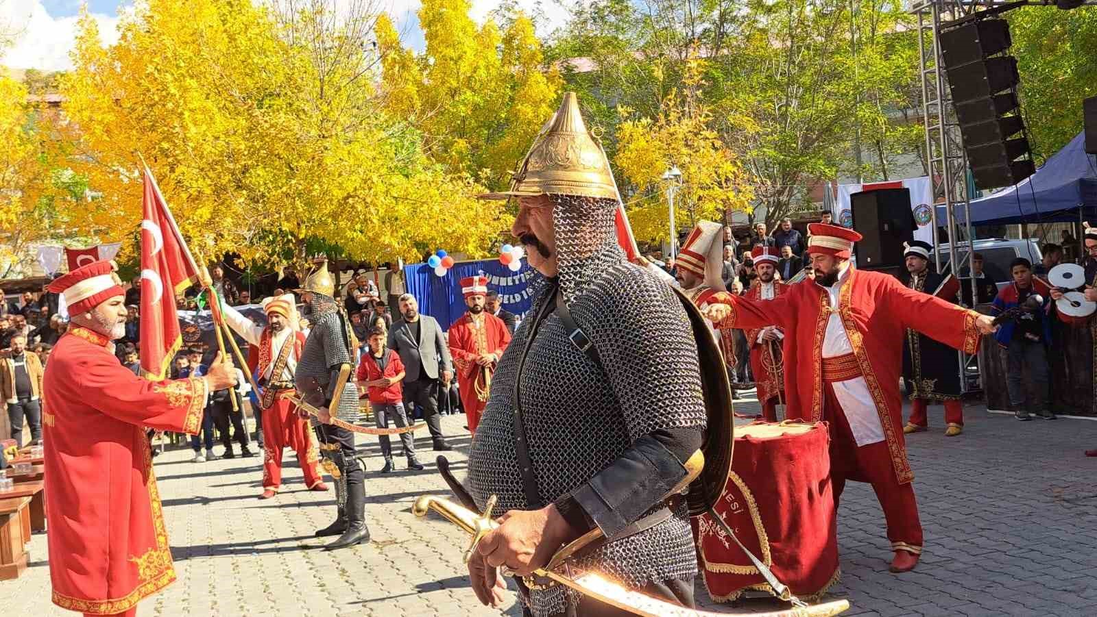 &rsquo;26. Adilcevaz Ceviz Festivali&rsquo; renkli g&ouml;r&uuml;nt&uuml;lere sahne oldu
