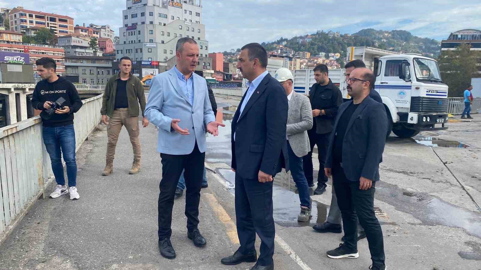 67 yıllık k&ouml;pr&uuml;n&uuml;n yıkımına başlandı
