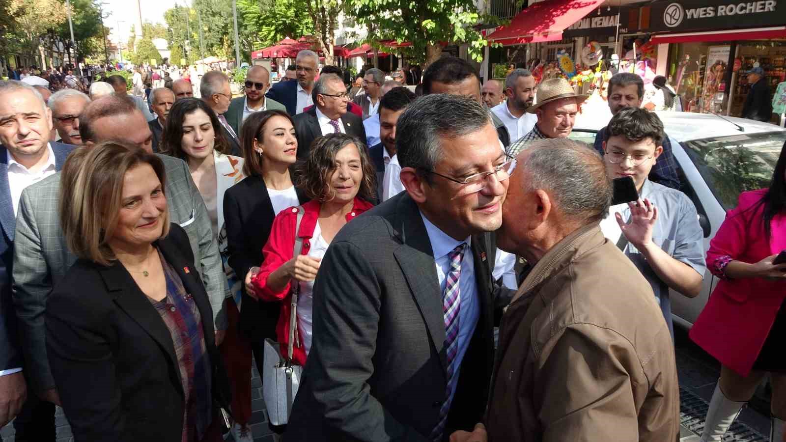 CHP Genel Başkan adayı Özgür Özel Uşak’ta: "Bir yola çıktık yürüyoruz yol verirseniz iktidara gidiyoruz”