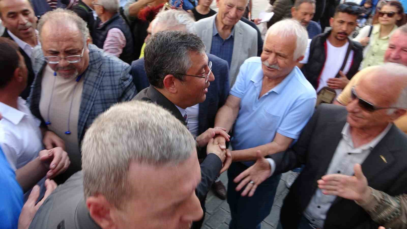 CHP Genel Başkan adayı &Ouml;zg&uuml;r &Ouml;zel Uşak&rsquo;ta: "Bir yola &ccedil;ıktık y&uuml;r&uuml;yoruz yol verirseniz iktidara gidiyoruz&rdquo;
