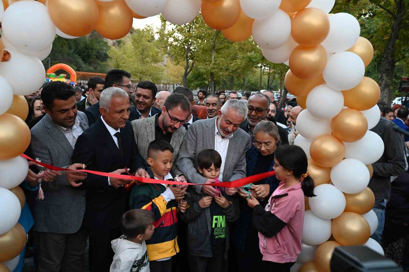 Andık Deresi Bezirgan Şelalesi’nde çocuklar da unutulmadı