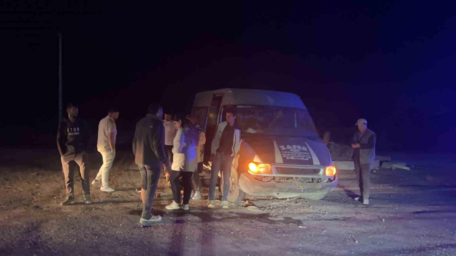 Nevşehir’de işçileri taşıyan minibüs refüje çarptı: 7 yaralı