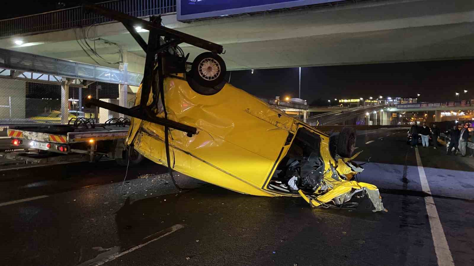 Merter’de kontrolden çıkan araç takla atıp bariyerlere çarptı: 1 ölü, 4 yaralı