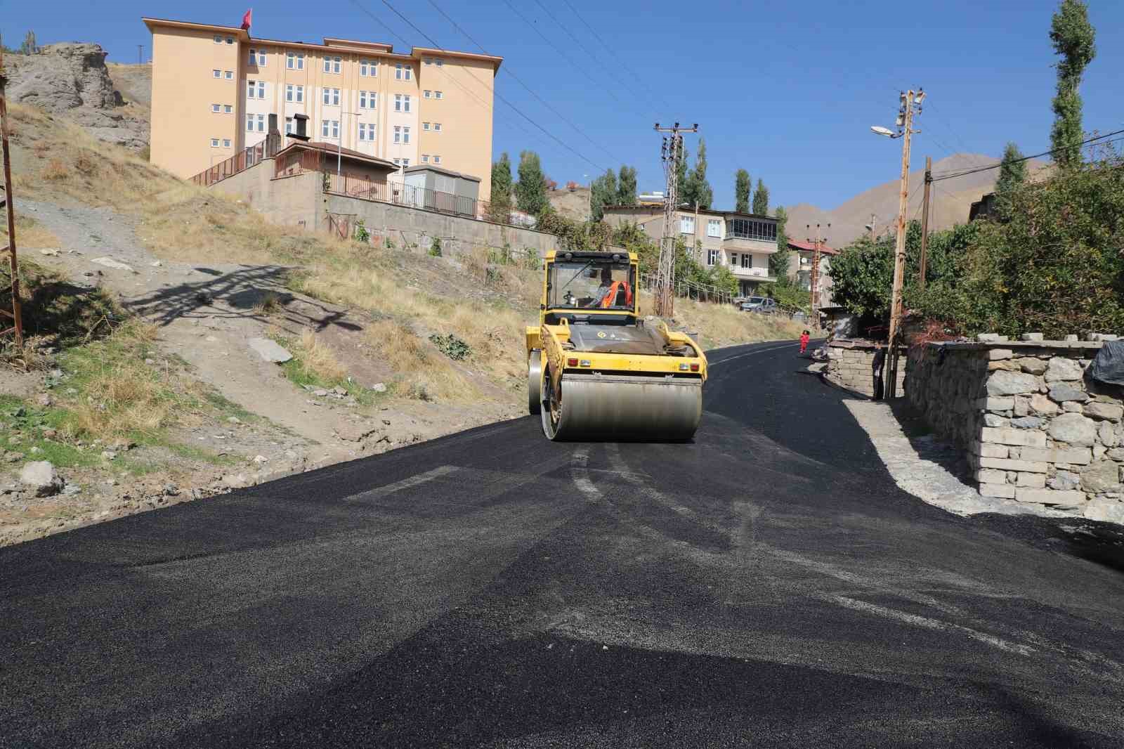 Hakkari’de asfalt çalışmaları hız kesmeden devam ediyor