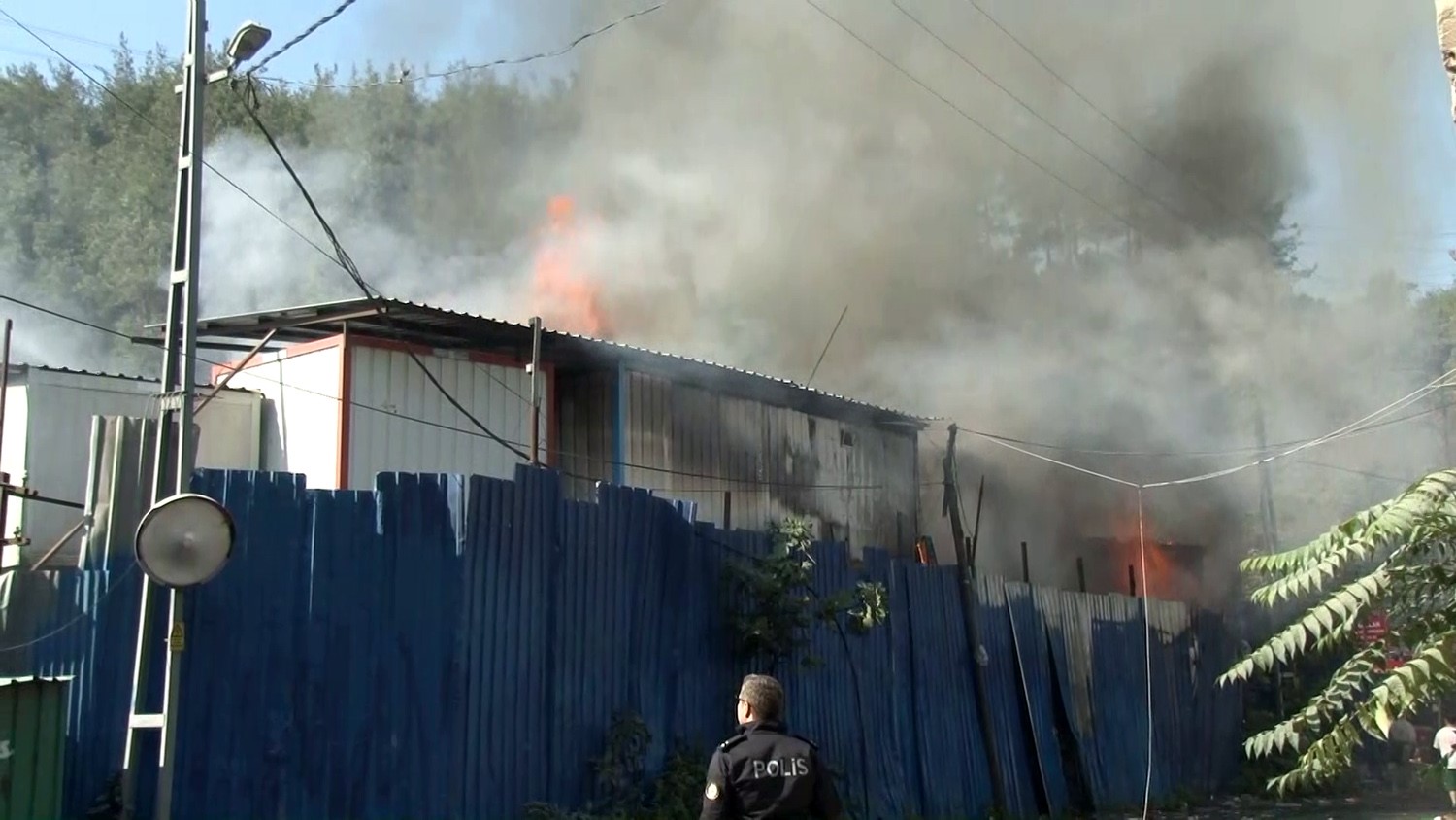 Sarıyer Ayazağa’da bir kağıt deposunda yangın çıktı. Ormanlık alanın hemen yanında bulunan depoda çıkan yangın nedneiyle bölgeye çok sayıda itfaiye ekibi sevk edildi. İtfaiyenin yangına müdahalesi sürüyor.