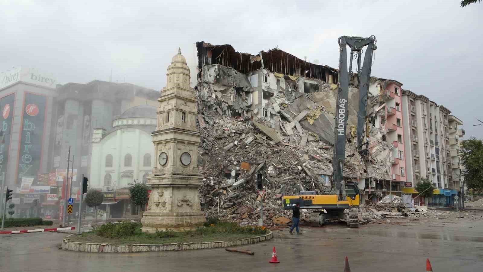 Malatya’da ağır hasarlı binaların yıkımına hız verildi