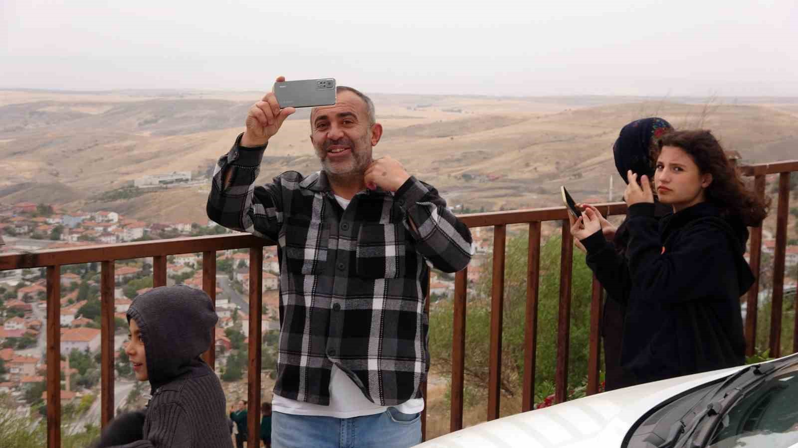 SOLOT&Uuml;RK&rsquo;ten Ata&rsquo;ya saygı u&ccedil;uşu
